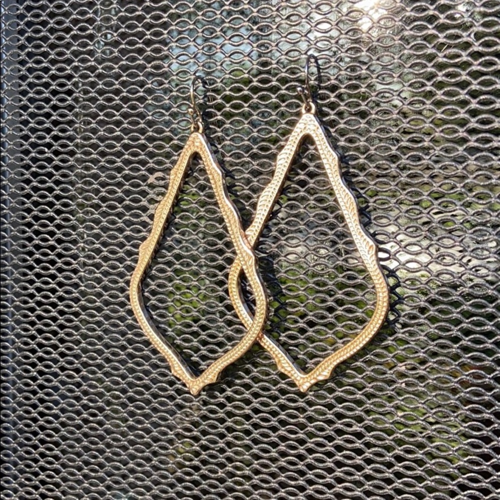 Rose gold Kendra Scott earrings!!